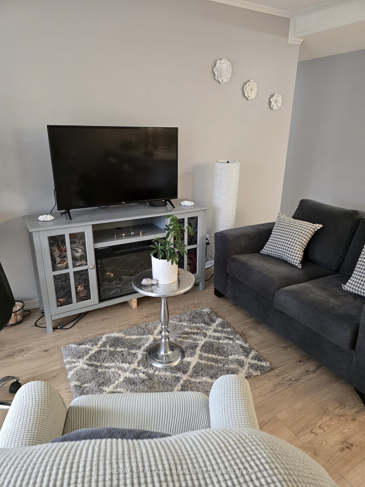 #303 - 166 Olive Street, East Gwillimbury, ON L9N 1M9