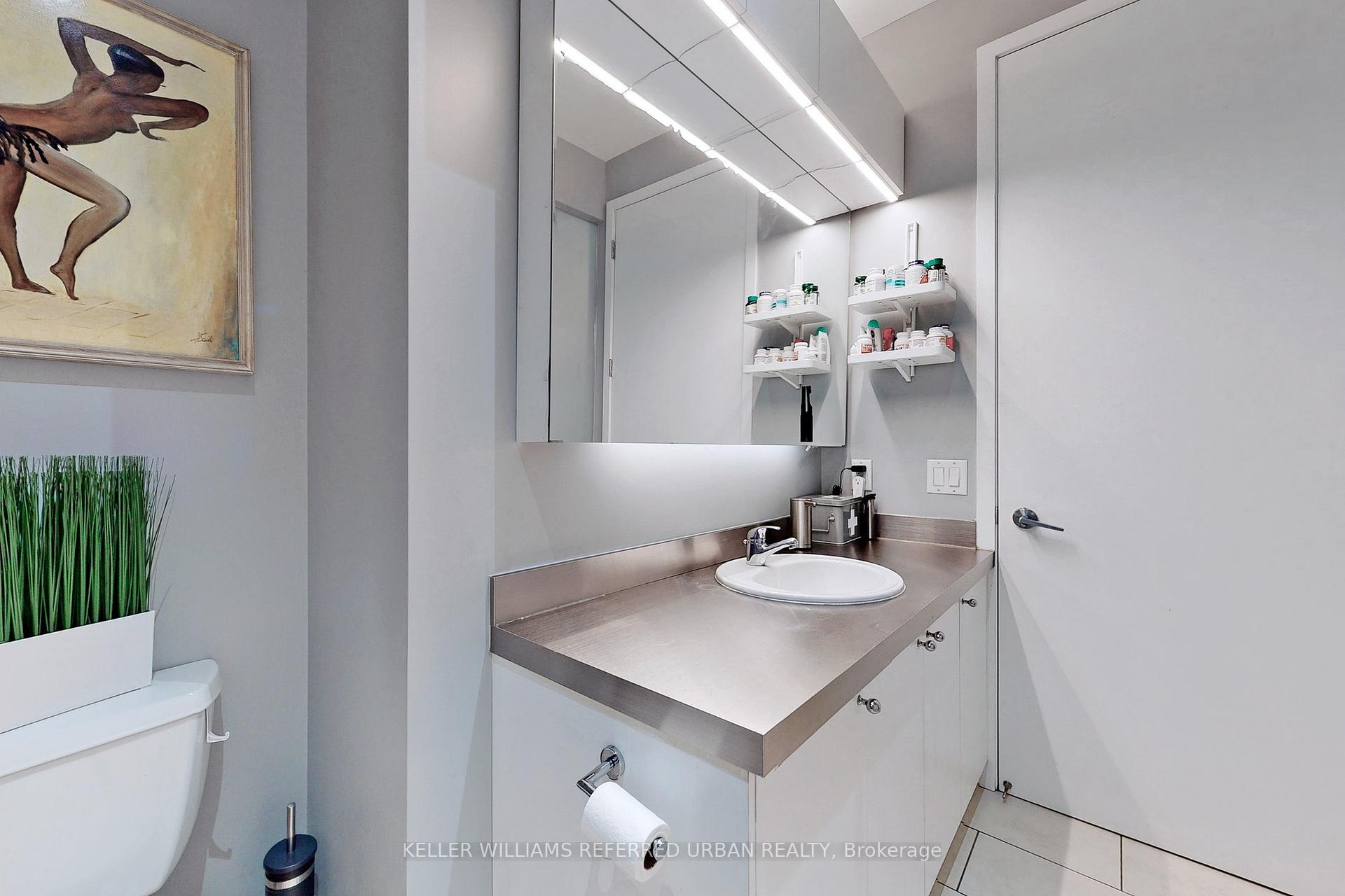 2 Bedrooms Condo at 43 Hanna, Toronto For sale