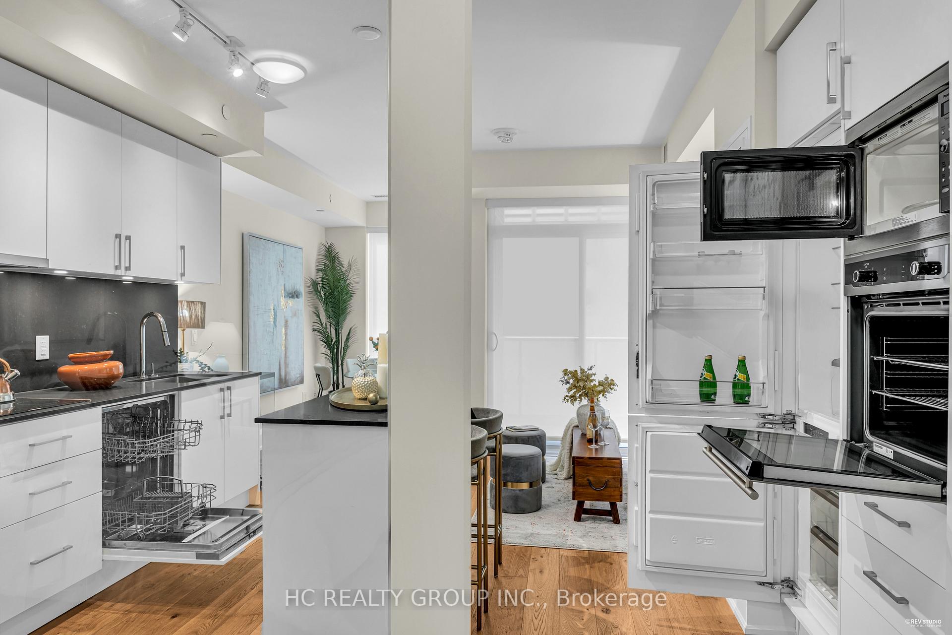 2 Bedrooms Condo at 88 Cumberland,  Toronto For sale