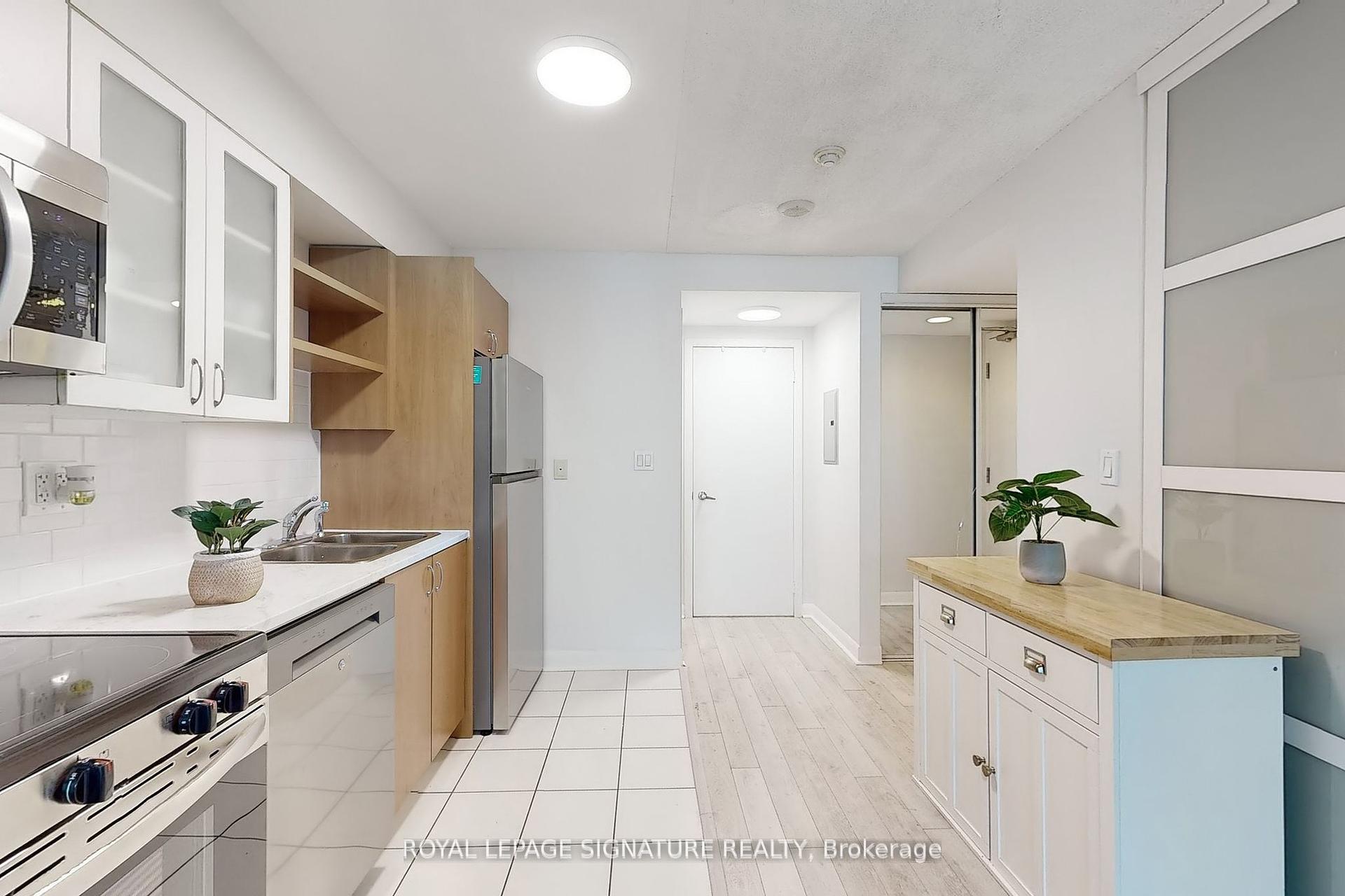 2 Bedrooms Condo at 600 Fleet, Toronto For sale