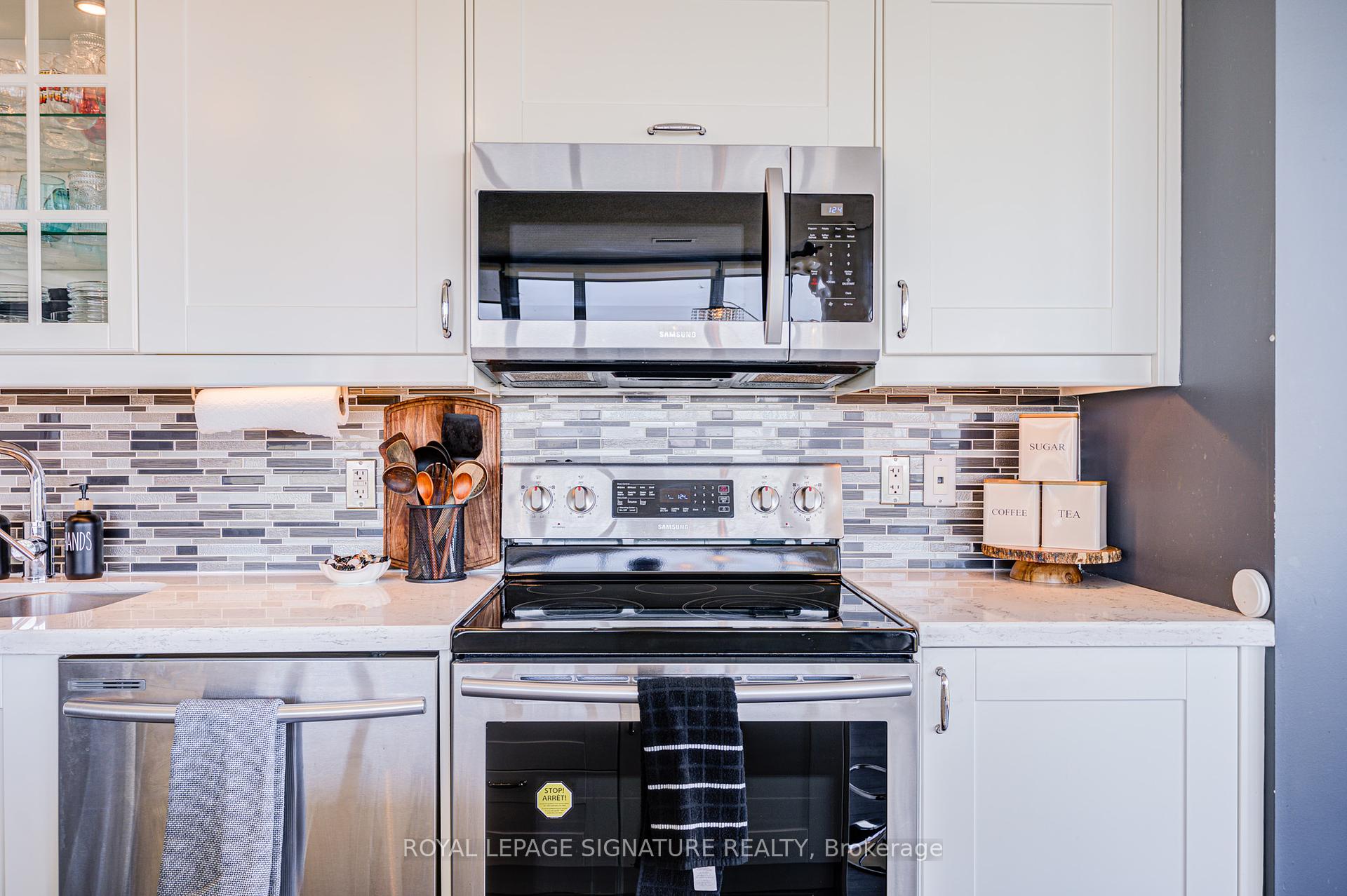 2 Bedrooms Condo at 105 The Queensway, Toronto For sale