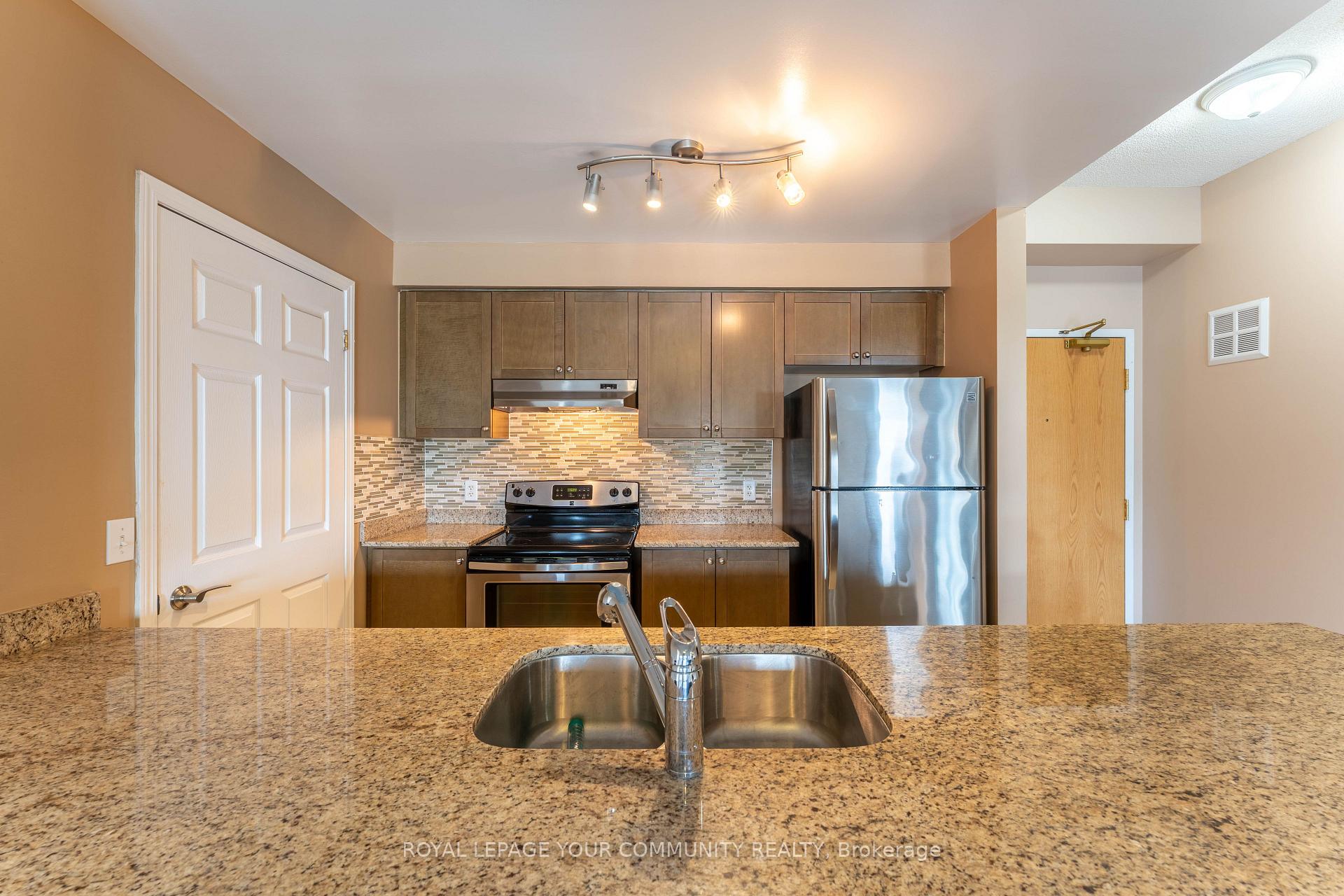 3 Bedrooms Condo at 1 Maison Parc, Vaughan For sale