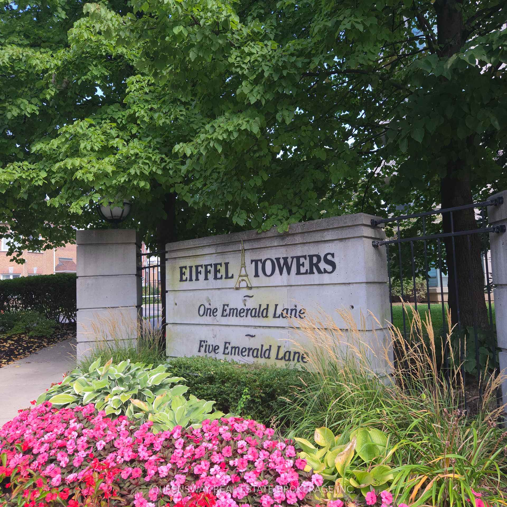 2 Bedrooms Condo at 1 Emerald, Vaughan For sale