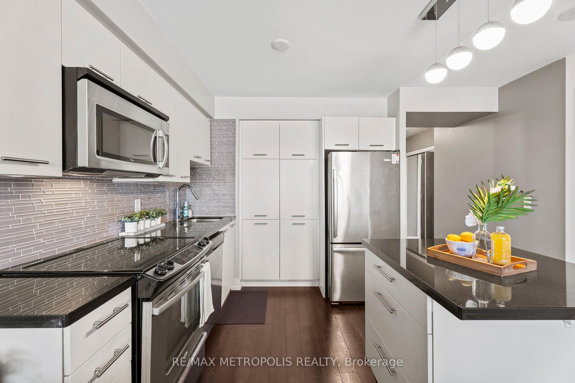 1 Bedroom Condo at 135 Village Green, Toronto For sale