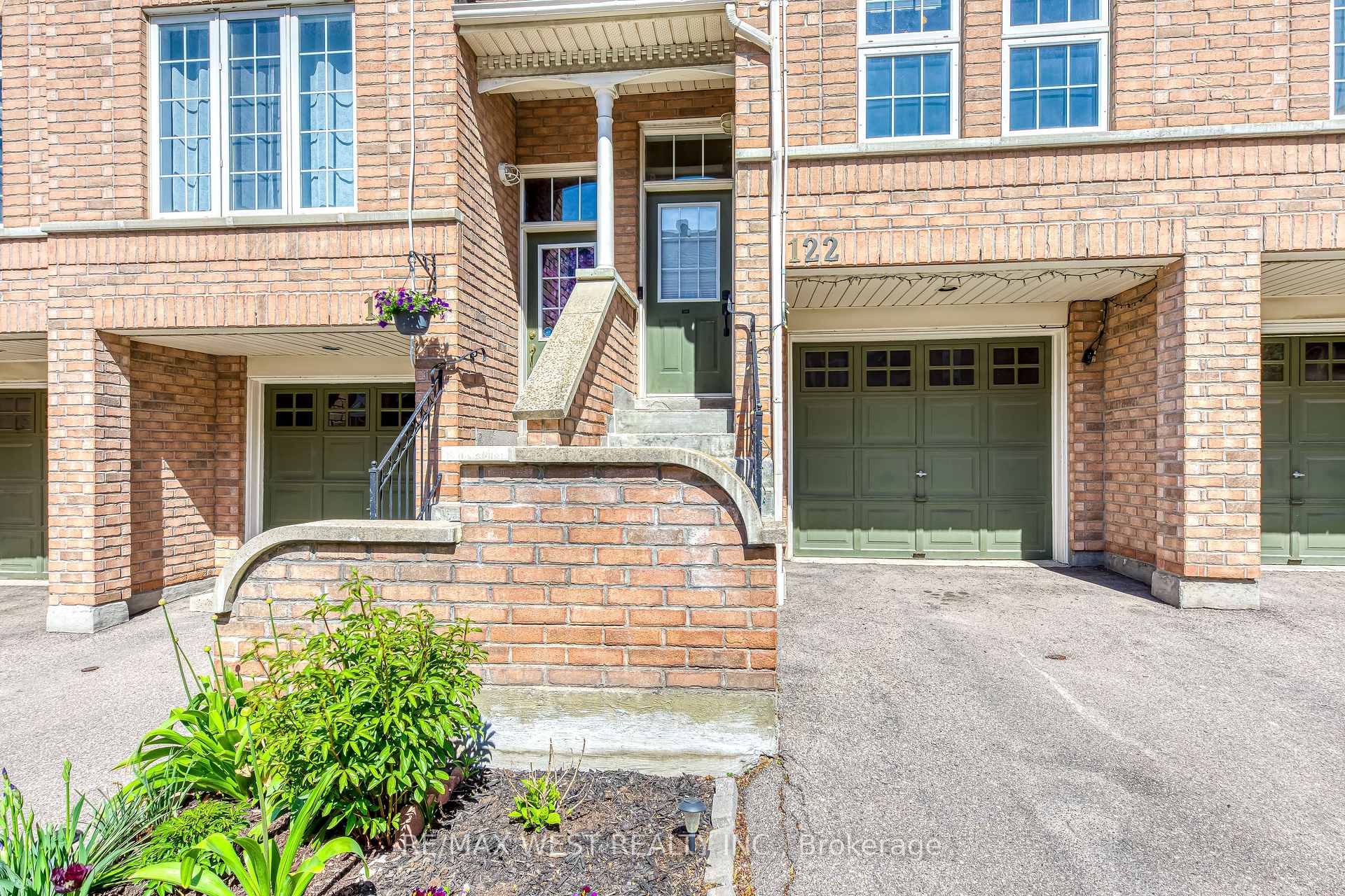 3 Bedrooms Condo at 50 Strathaven, Mississauga For sale