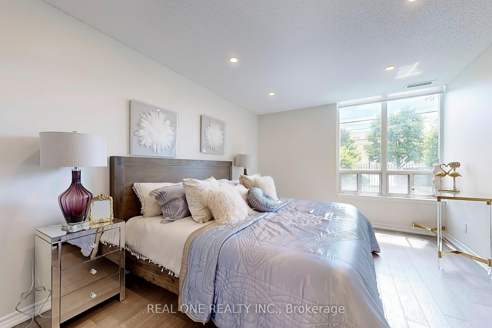 2 Bedrooms Condo at 8 Covington, Toronto For sale