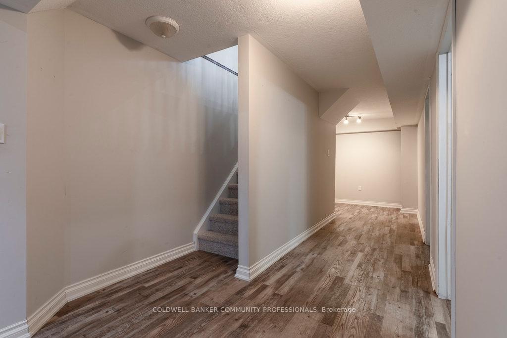 2 Bedrooms Condo at 130 Southbrook, Hamilton For sale