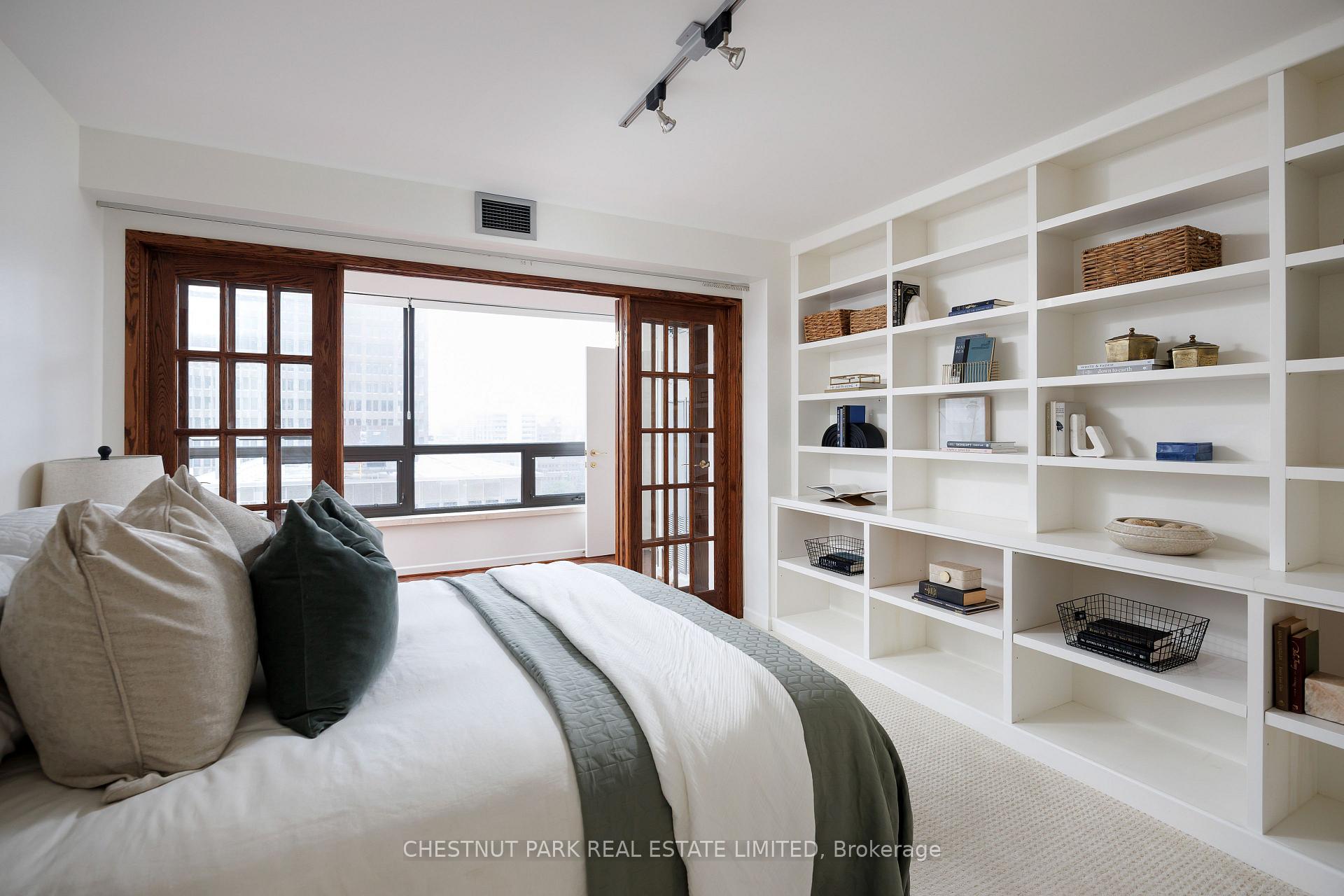 3 Bedrooms Condo at 62 Wellesley, Toronto For sale