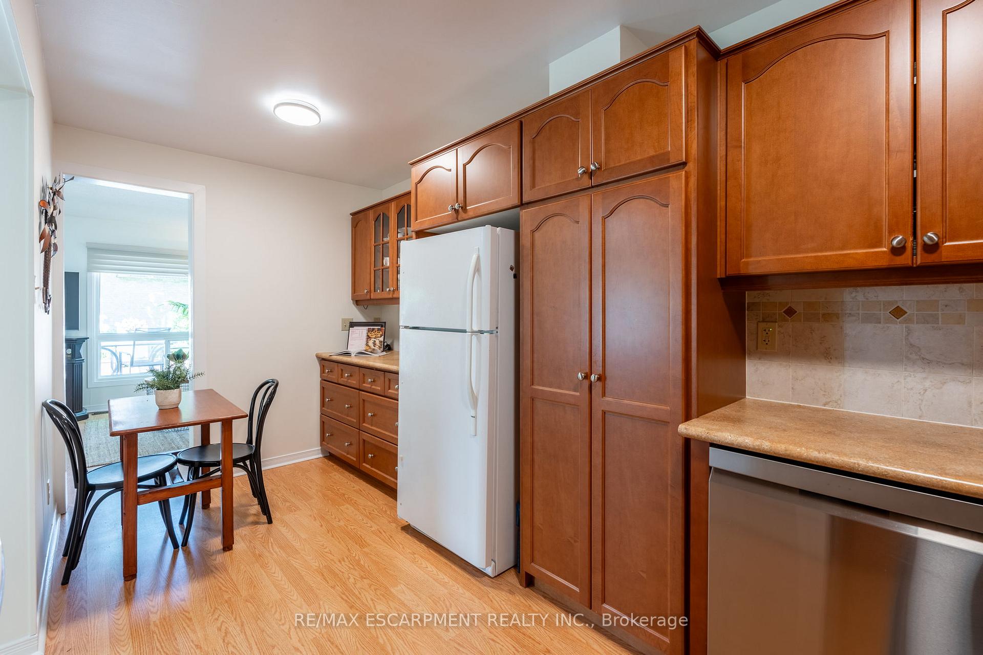 3 Bedrooms Condo at 2301 Cavendish, Burlington For sale