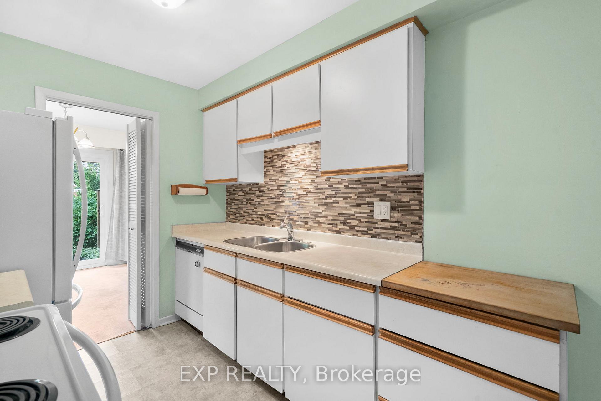 3 Bedrooms Condo at 108 Flaming Rose, Toronto For sale