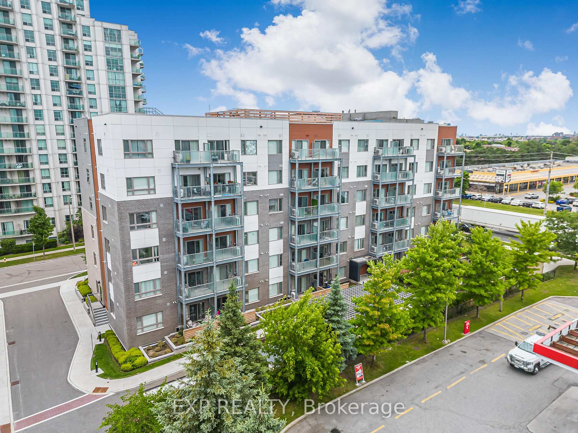 2 Bedrooms Condo at 20 Orchid Place, Toronto For sale