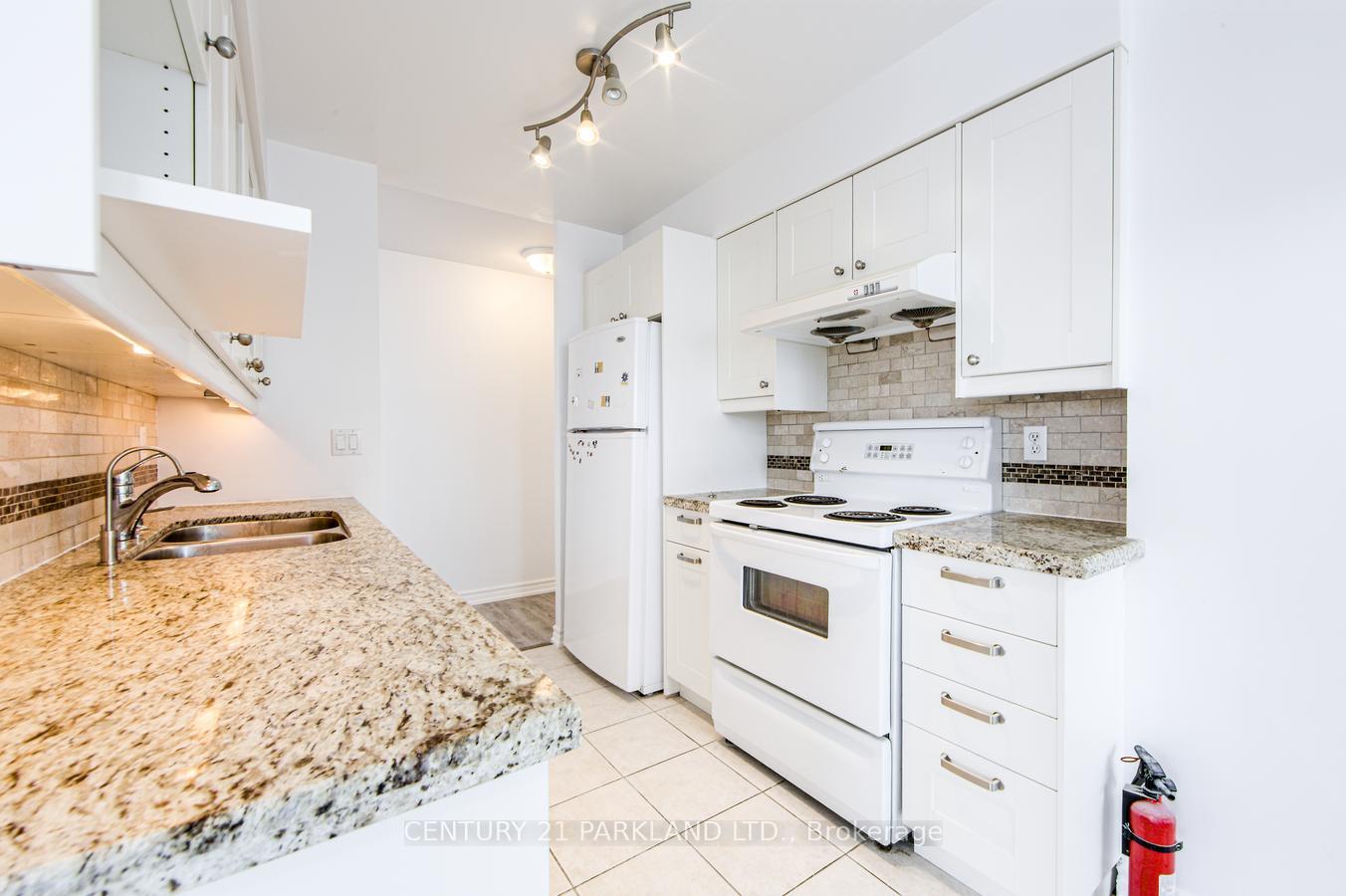 3 Bedrooms Condo at 8 Rean, Toronto For sale