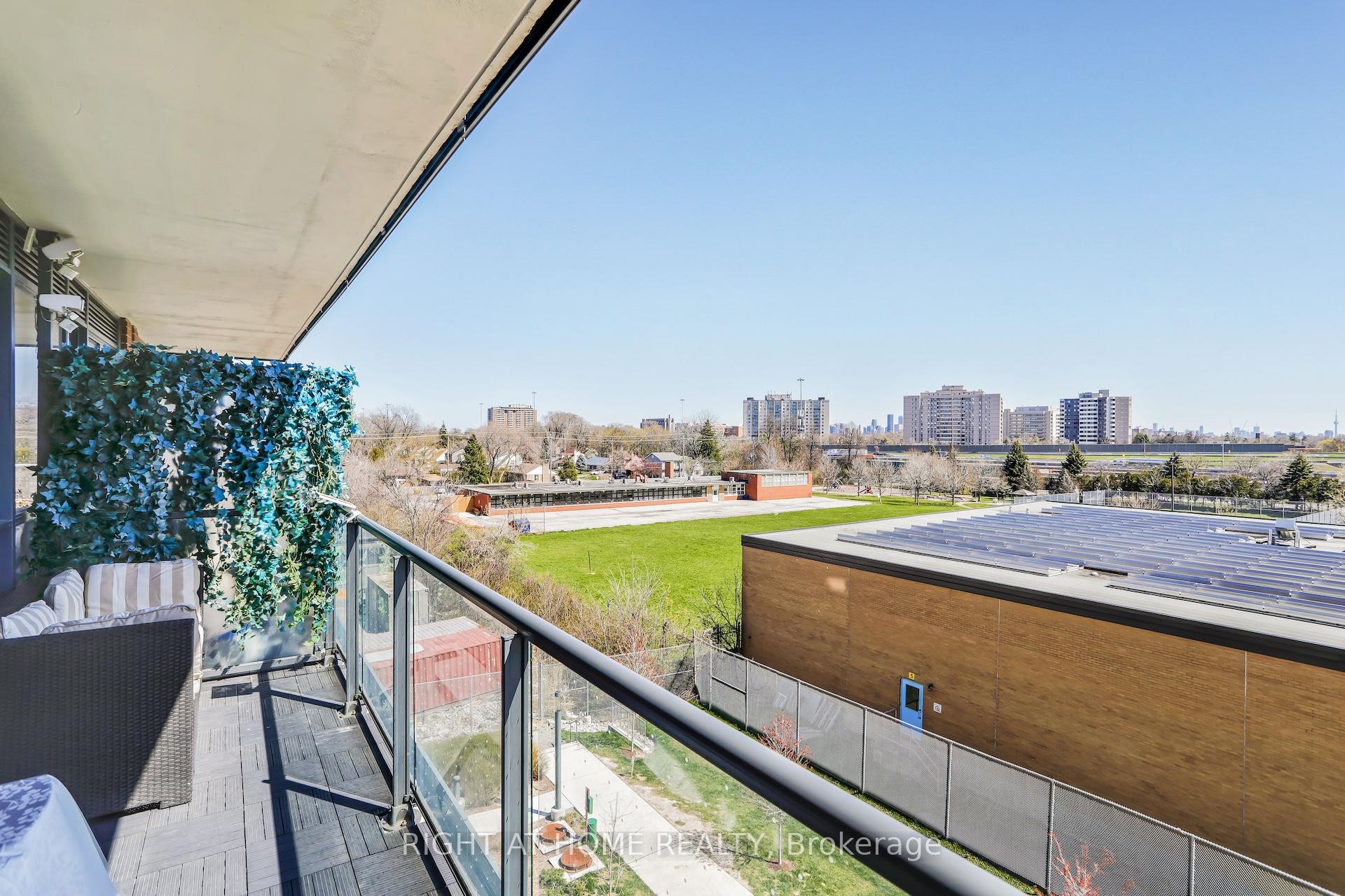 4 Bedrooms Condo at 31 Tippett, Toronto For sale