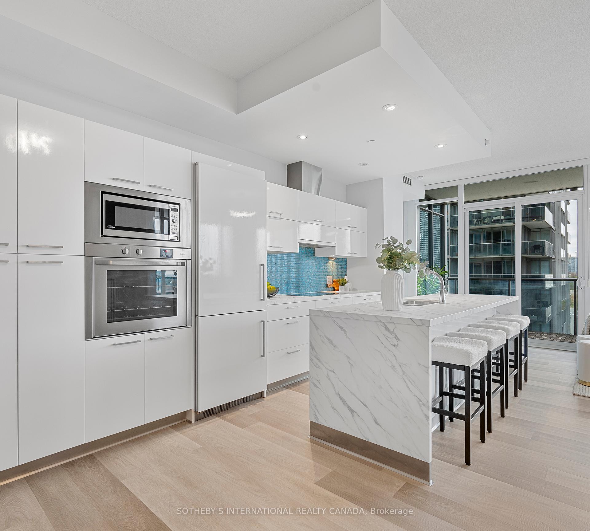3 Bedrooms Condo at 88 Park Lawn, Toronto For sale