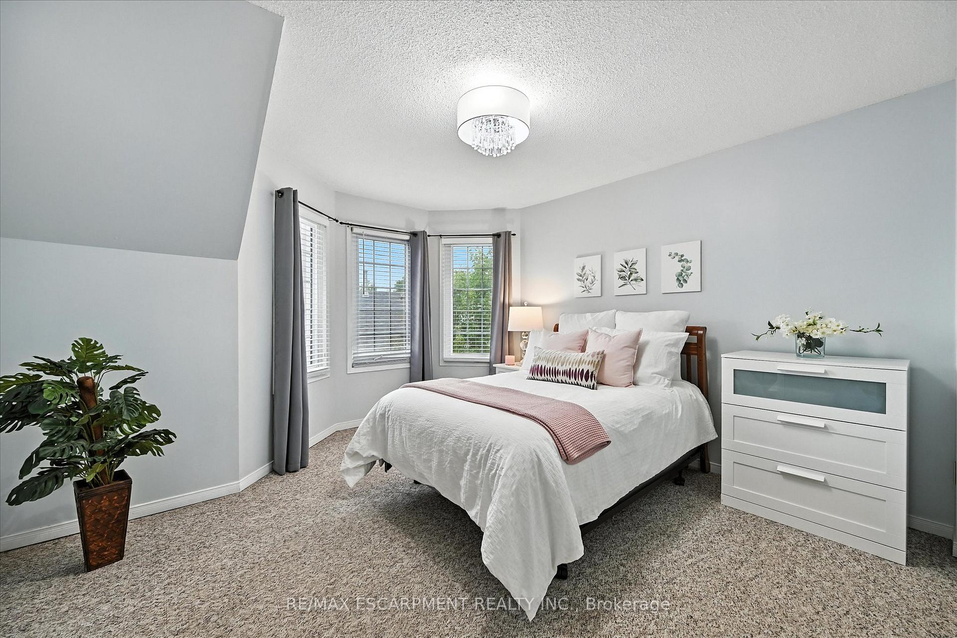 3 Bedrooms Condo at 2110 CLEAVER, Burlington For sale