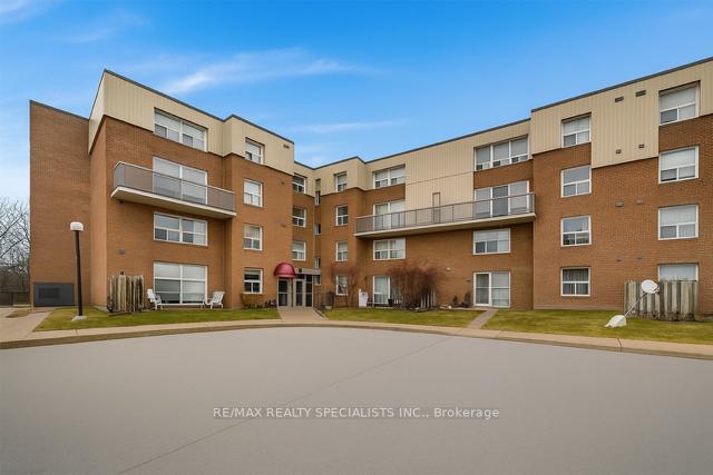 3 Bedrooms Condo at 1055B Forestwood, Mississauga For sale