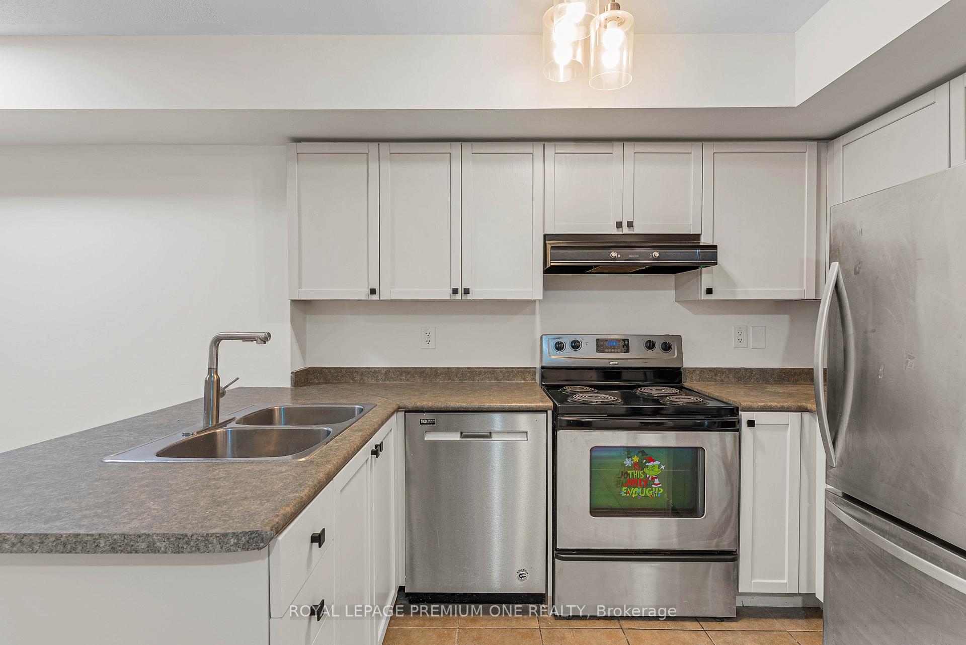3 Bedrooms Condo at 65 Turntable, Toronto For sale