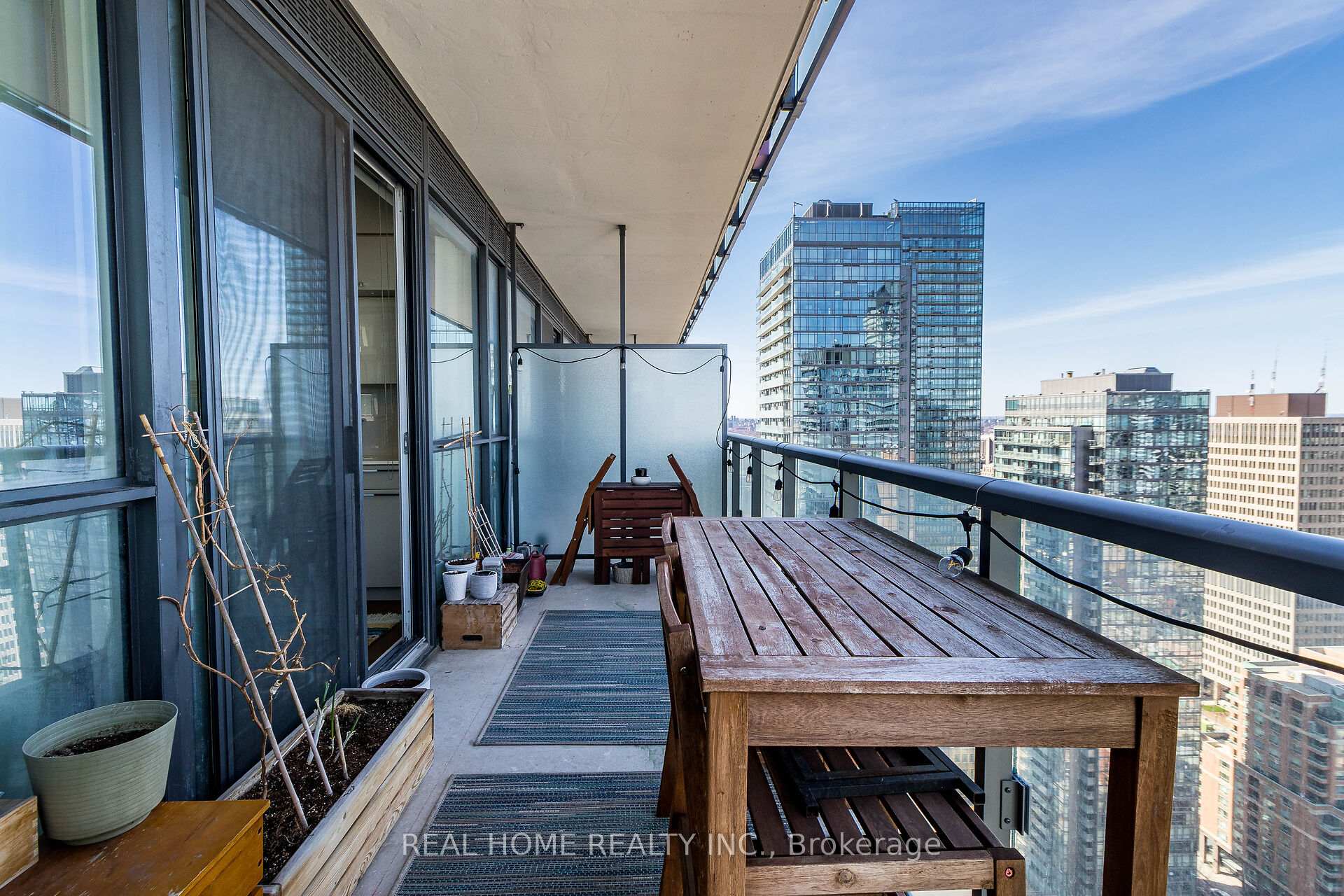 2 Bedrooms Condo at 15 Grenville,  Toronto For sale