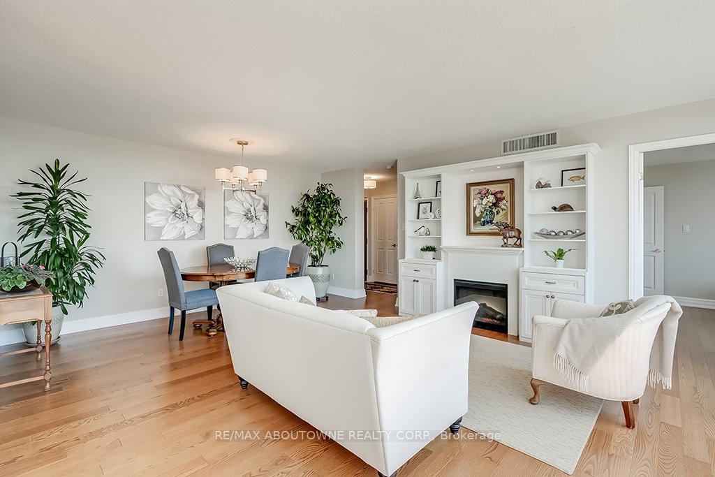2 Bedrooms Condo at 1230 Marlborough,  Oakville For sale