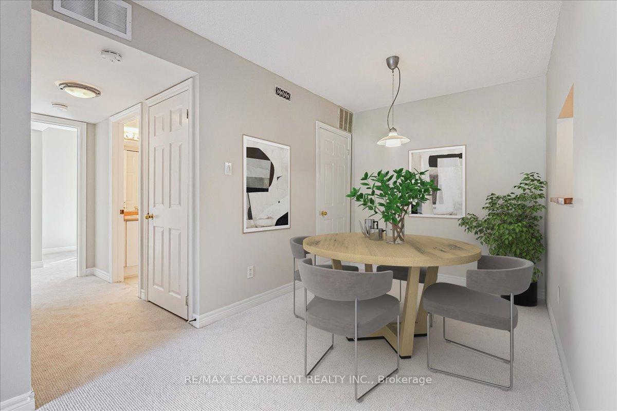 2 Bedrooms Condo at 4140 Foxwood, Burlington For sale