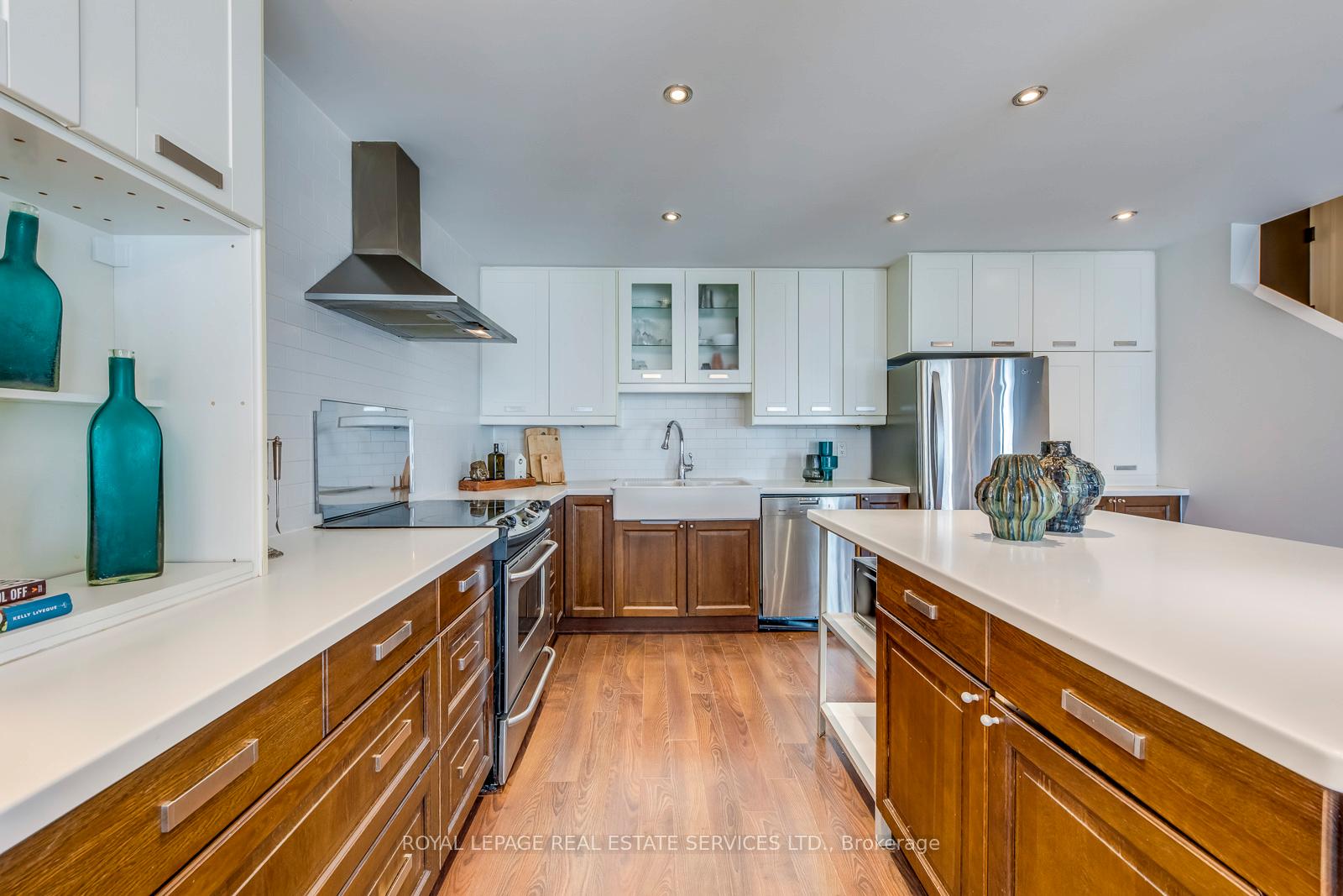 2 Bedrooms Condo at 33 Harbour, Toronto For sale