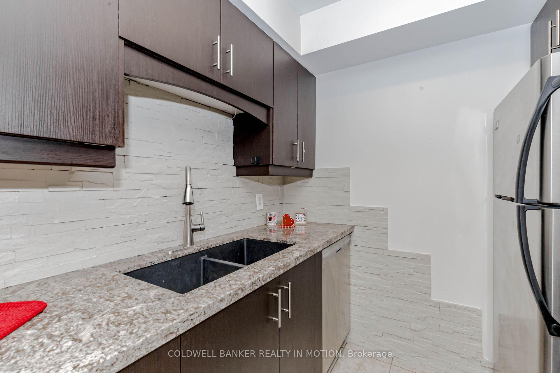 2 Bedrooms Condo at 4975 Southampton, Mississauga For sale