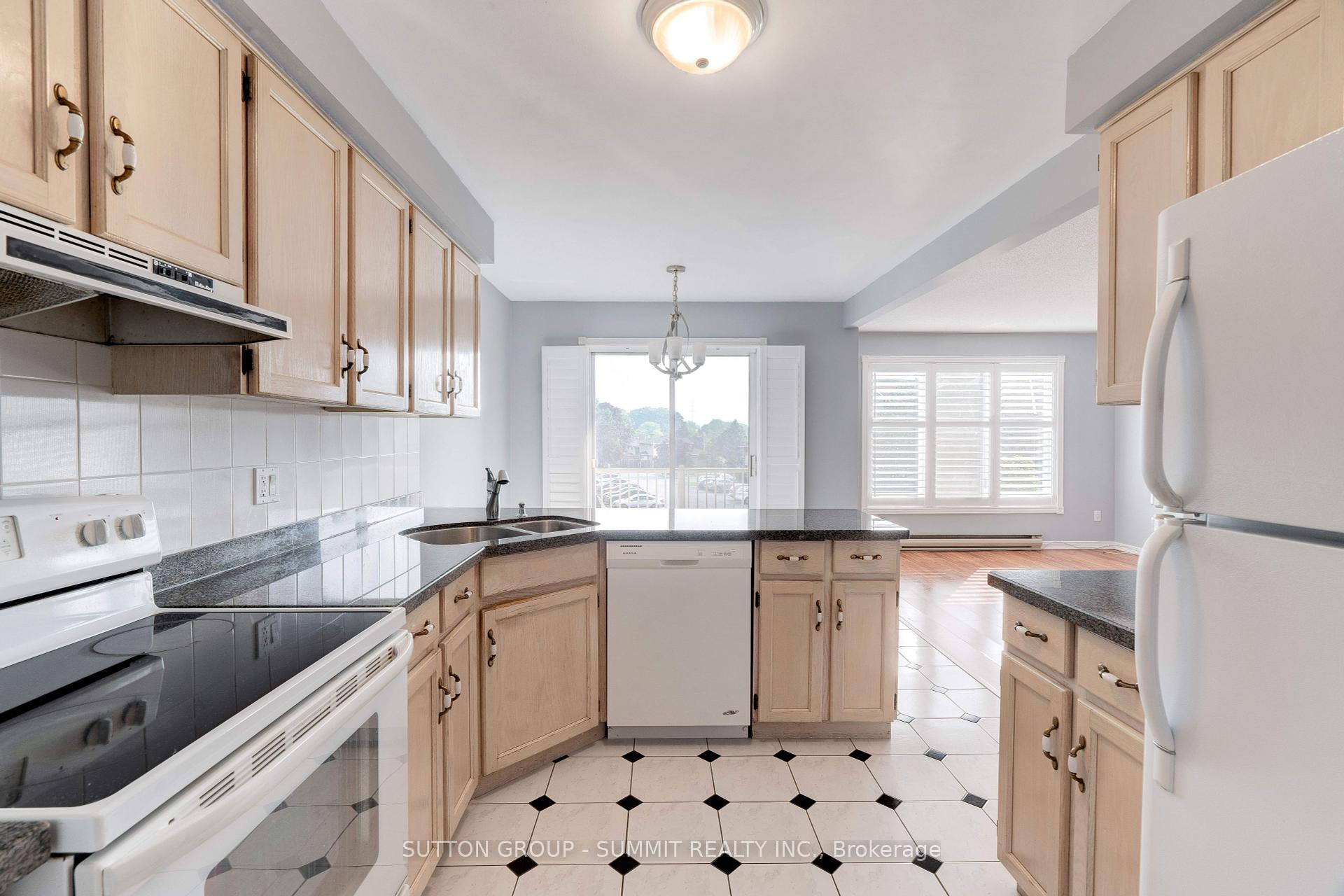 2 Bedrooms Condo at 3050 Pinemeadow, Burlington For sale