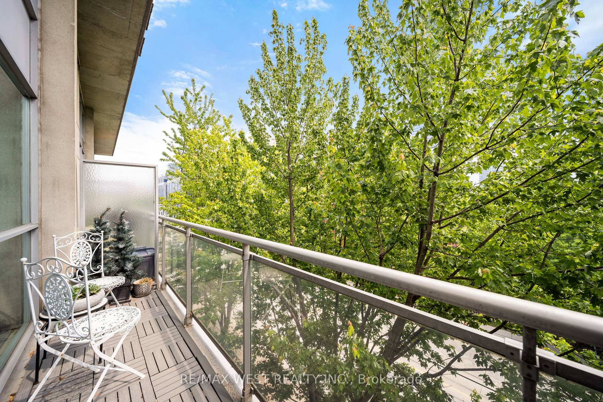 2 Bedrooms Condo at 954 King, Toronto For sale