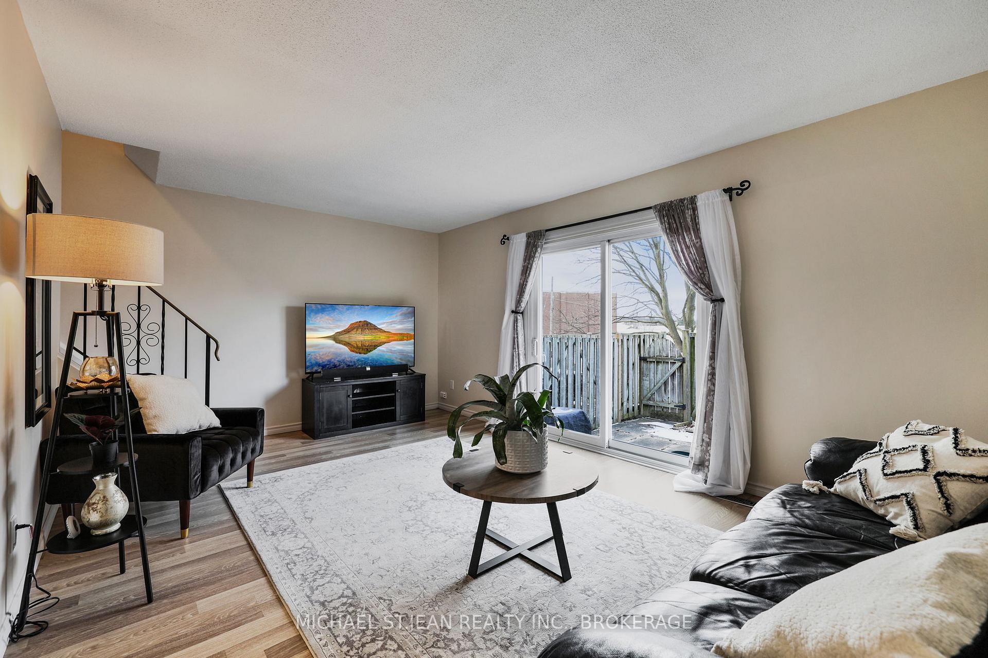 3 Bedrooms Condo at 1115 Paramount,  Hamilton For sale