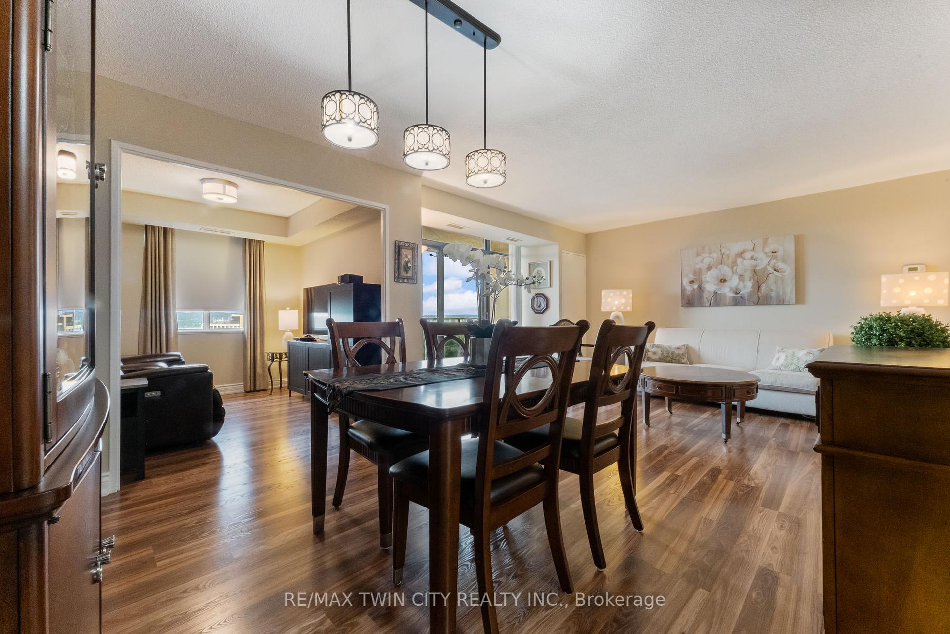 2 Bedrooms Condo at 301 Frances, Hamilton For sale
