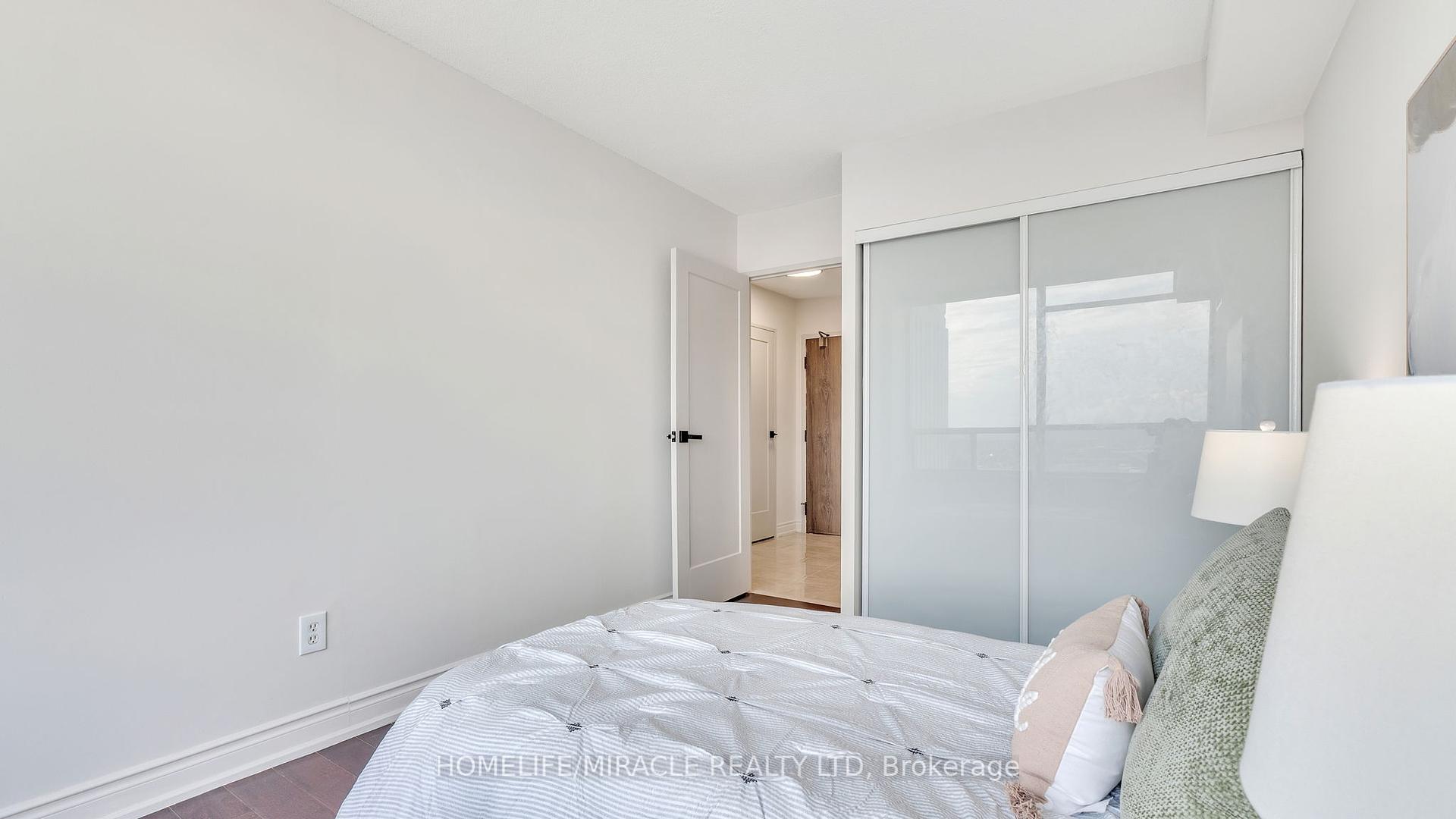 3 Bedrooms Condo at 550 Webb, Mississauga For sale