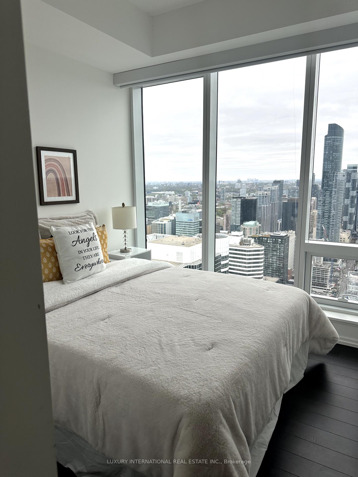 2 Bedrooms Condo at 197 Yonge, Toronto For sale