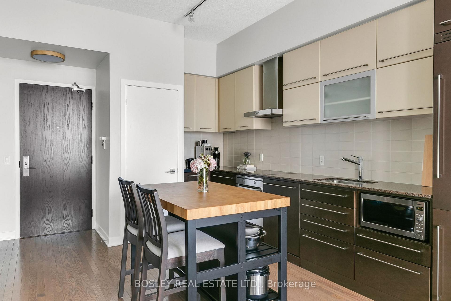 2 Bedrooms Condo at 770 Bay, Toronto For sale