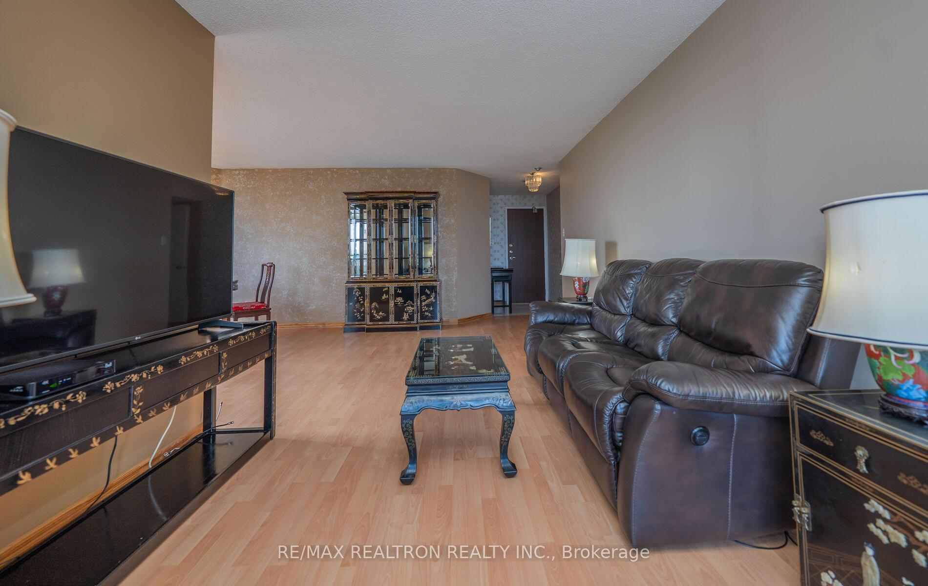 2 Bedrooms Condo at 7420 Bathurst, Vaughan For sale