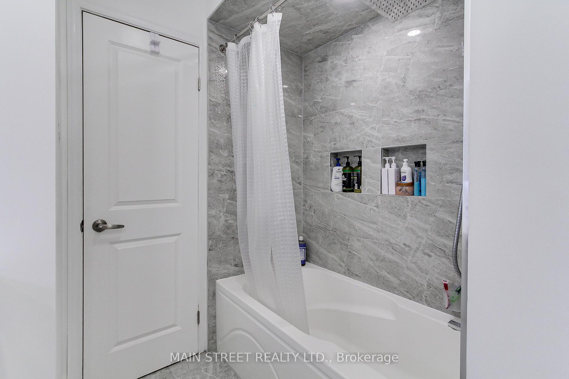 3 Bedrooms Condo at 725 Vermouth,  Mississauga For sale