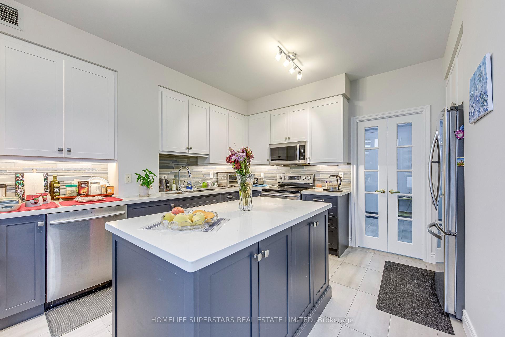 3 Bedrooms Condo at 25 Kingsbridge Garden, Mississauga For sale