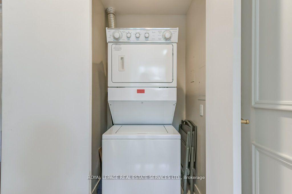 2 Bedrooms Condo at 10 Old York Mills, Toronto For sale