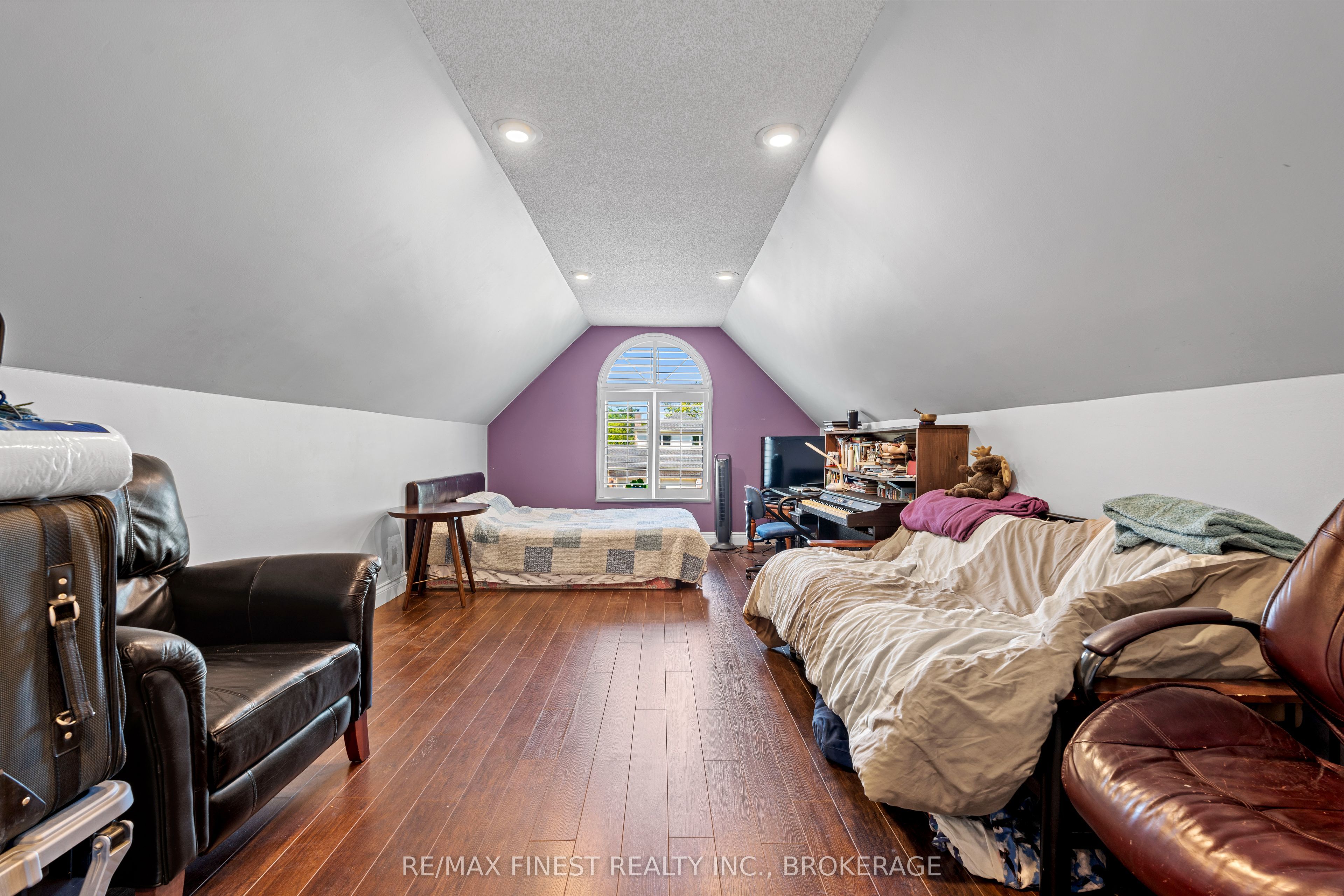 688 PARKSIDE Crescent