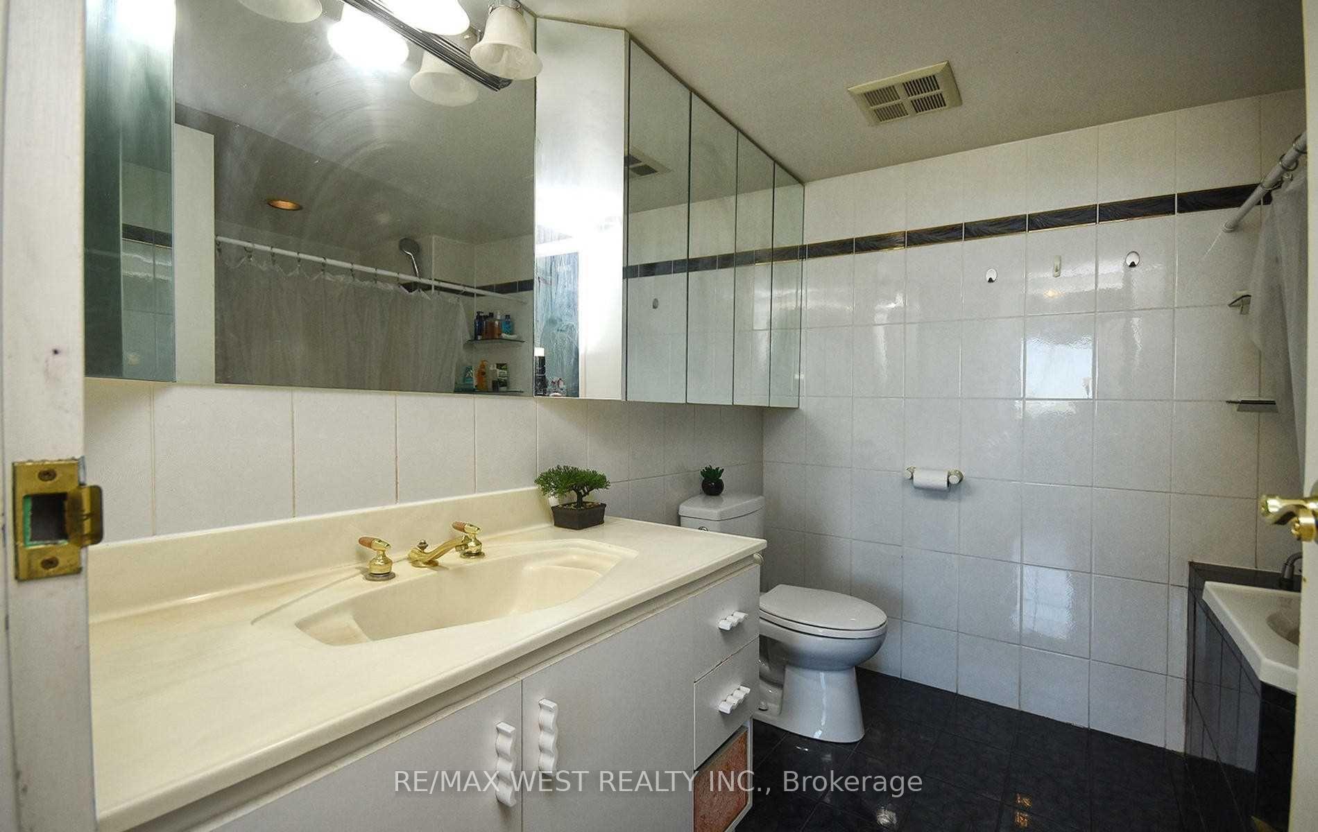 4 Bedrooms Condo at 1 Reidmount, Toronto For sale