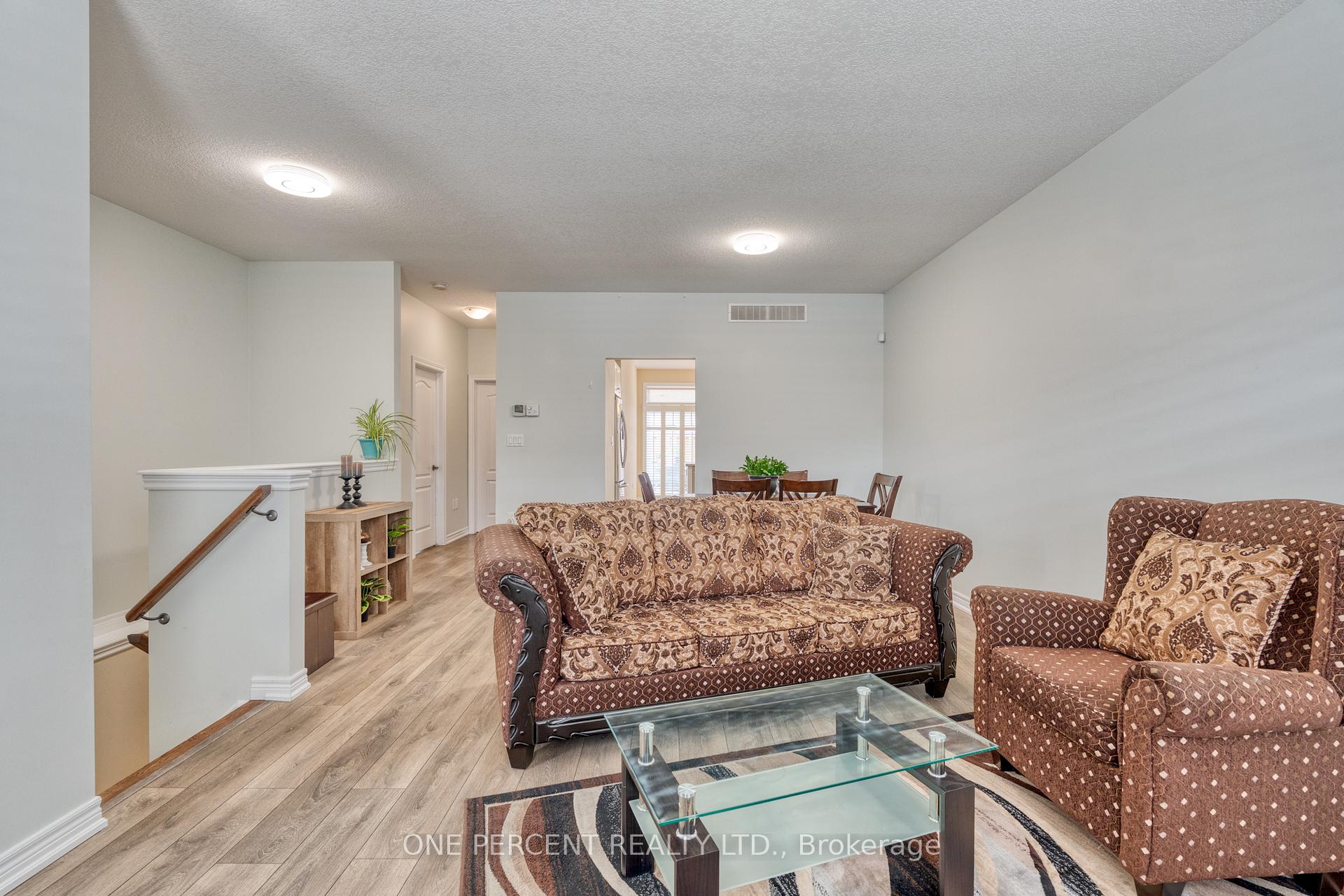 2 Bedrooms Condo at 21 Stickland, Hamilton For sale