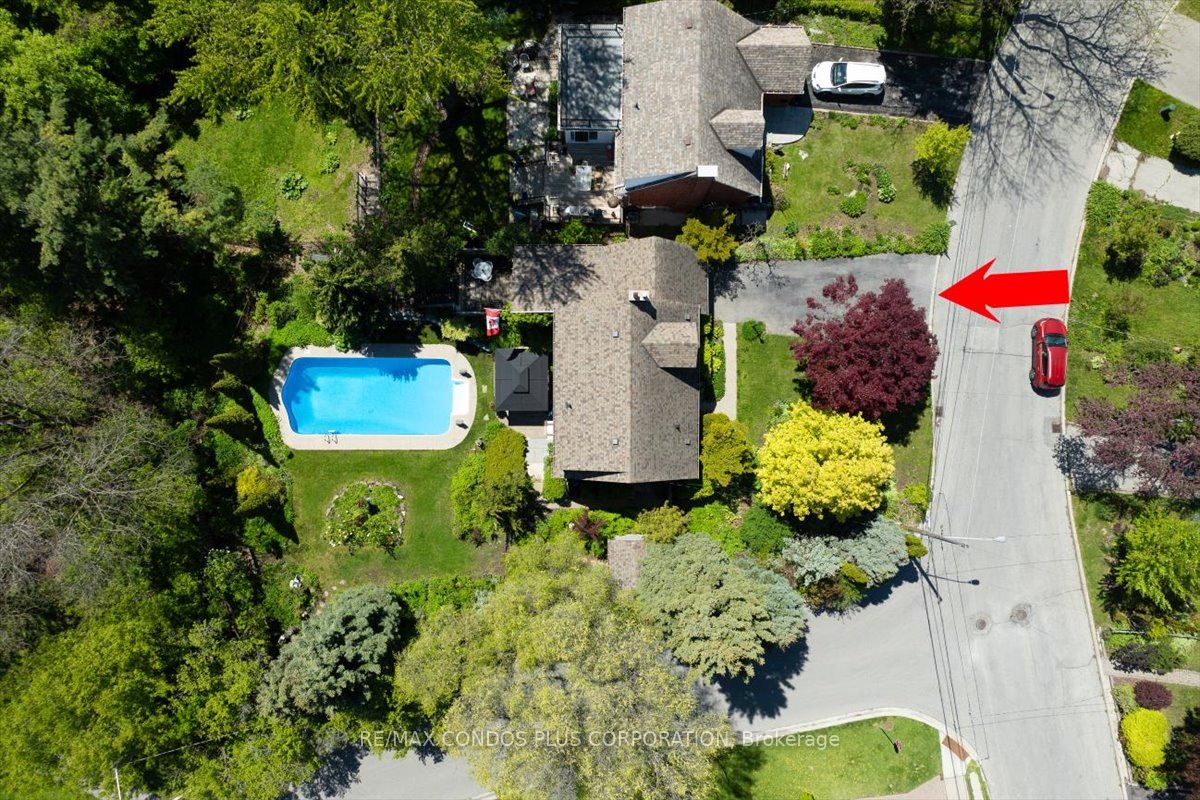 11 Ridgemoor Avenue