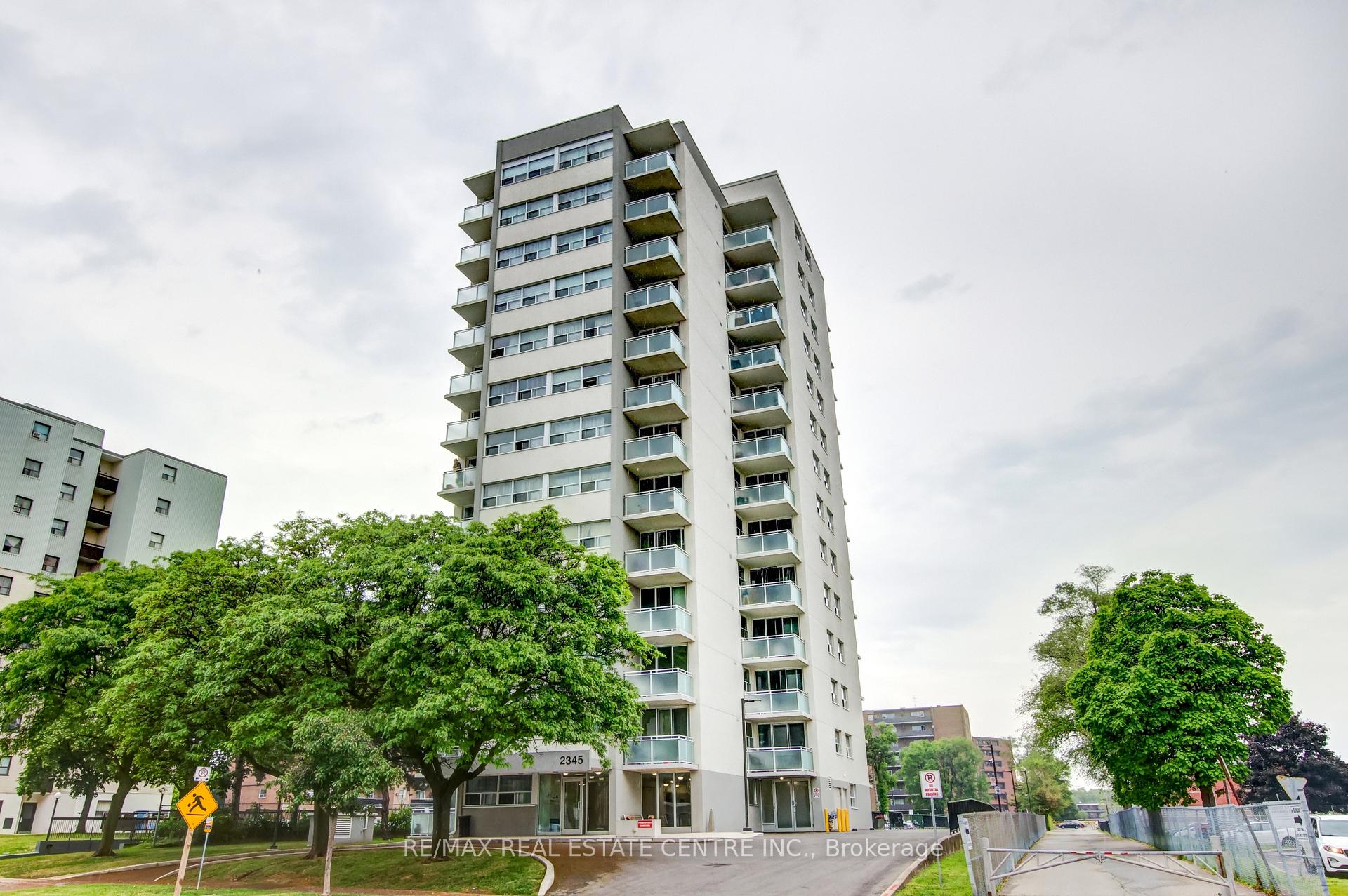 3 Bedrooms Condo at 2345 Confederation, Mississauga For sale