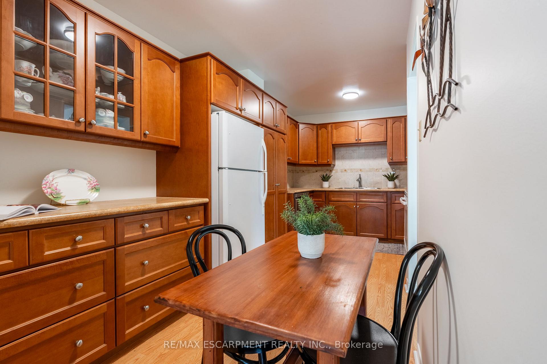 3 Bedrooms Condo at 2301 Cavendish, Burlington For sale