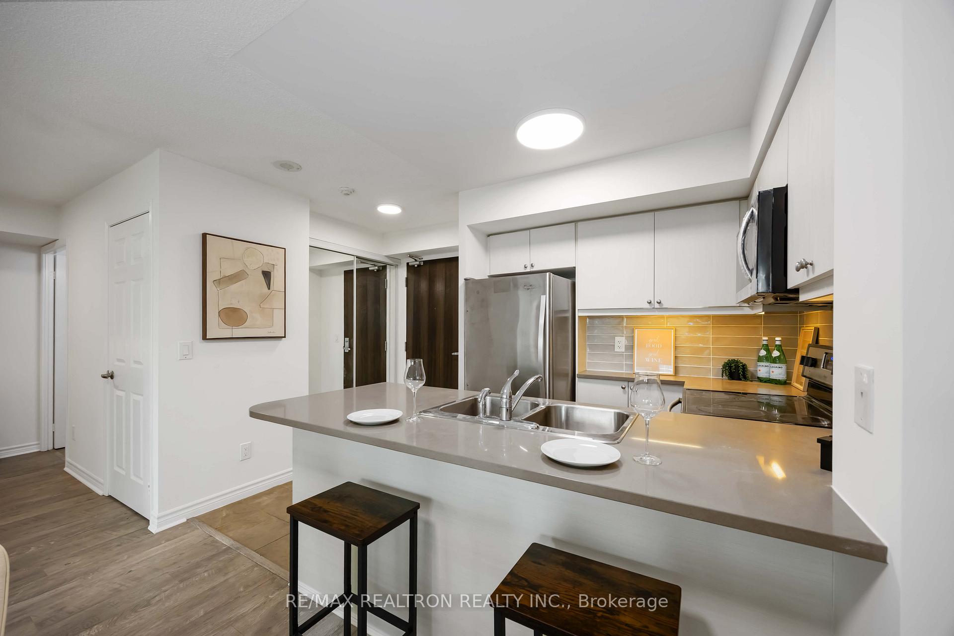 2 Bedrooms Condo at 25 Lower Simcoe, Toronto For sale