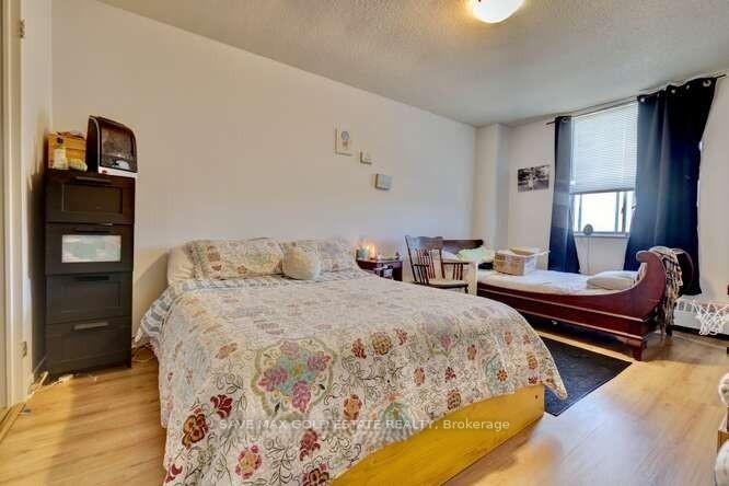 3 Bedrooms Condo at 49 Queen, Mississauga For sale