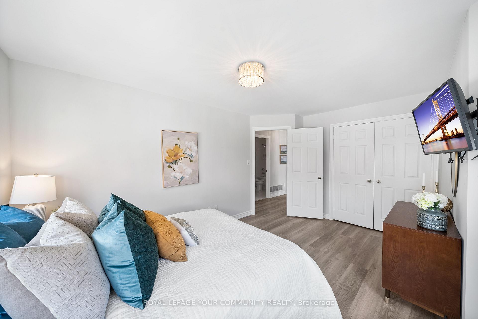 3 Bedrooms Condo at 151 Townsgate,  Vaughan For sale