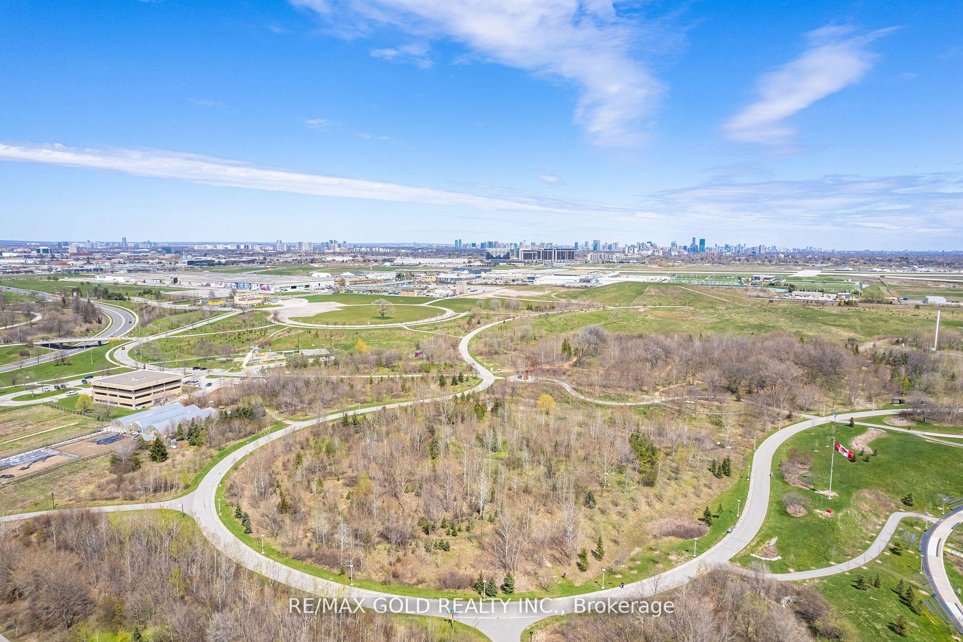 5 Bedrooms Condo at 24 Norman Wesley,  Toronto For sale