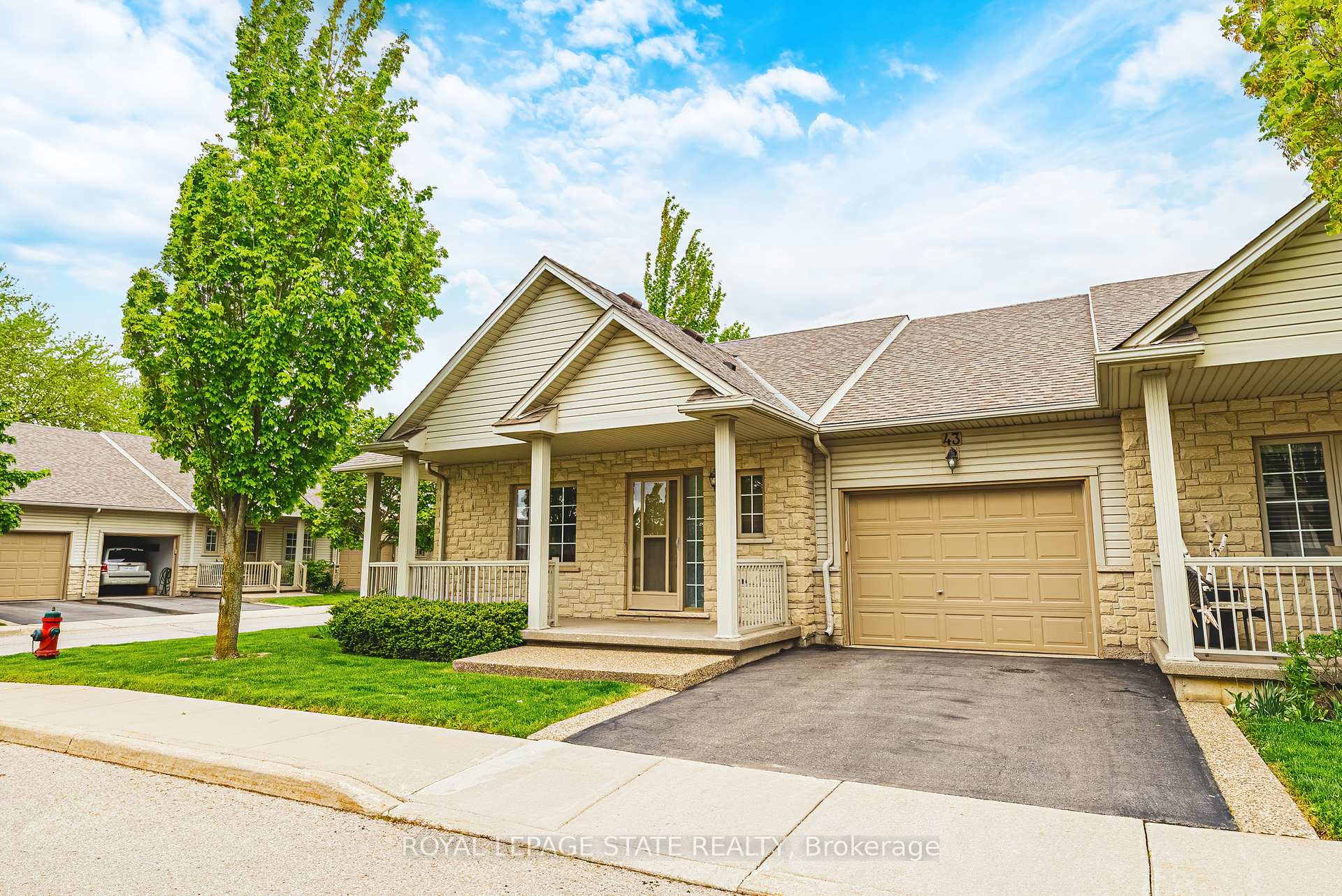 2 Bedrooms Condo at 130 Southbrook, Hamilton For sale