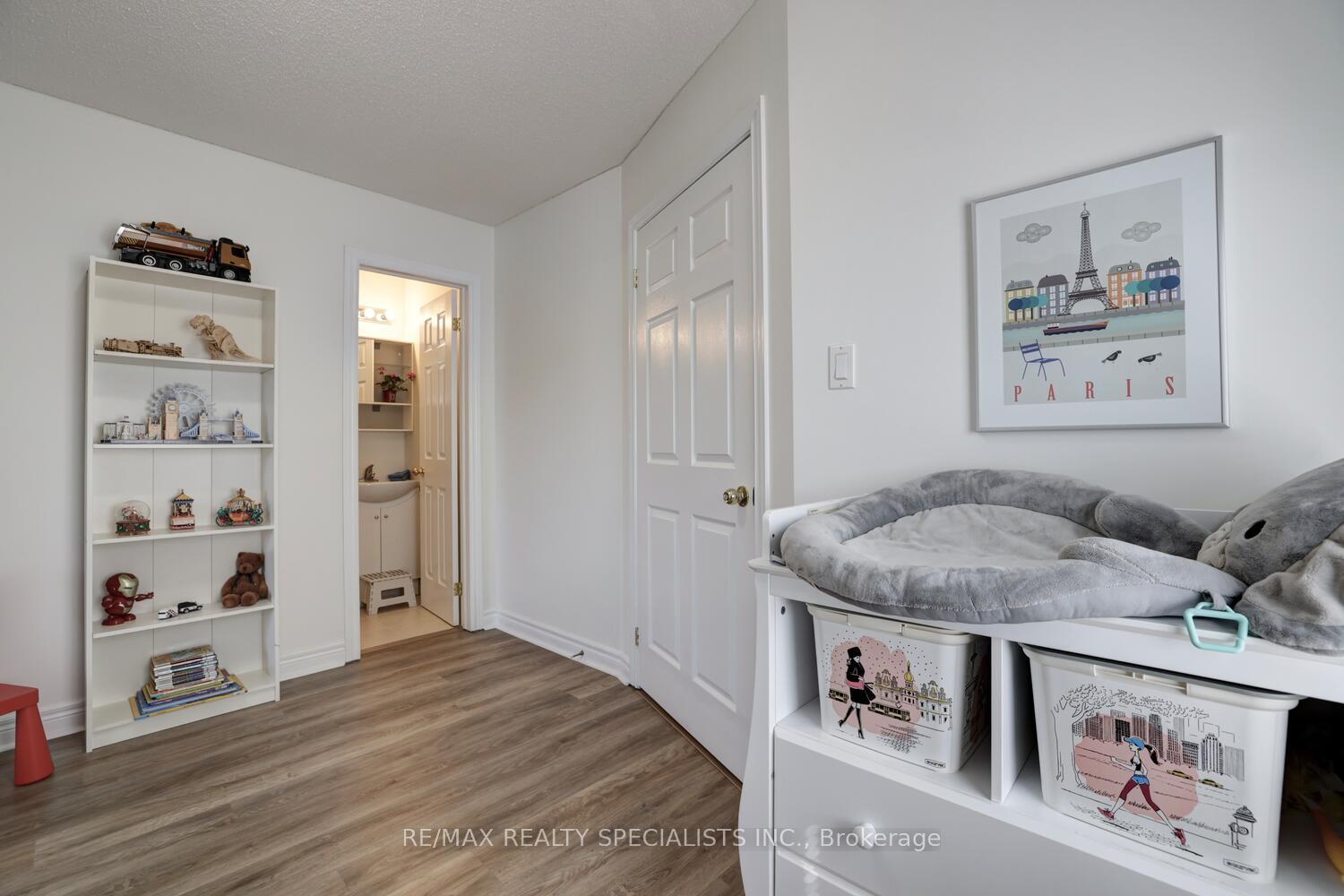 4 Bedrooms Condo at 1128 Dundas, Mississauga For sale