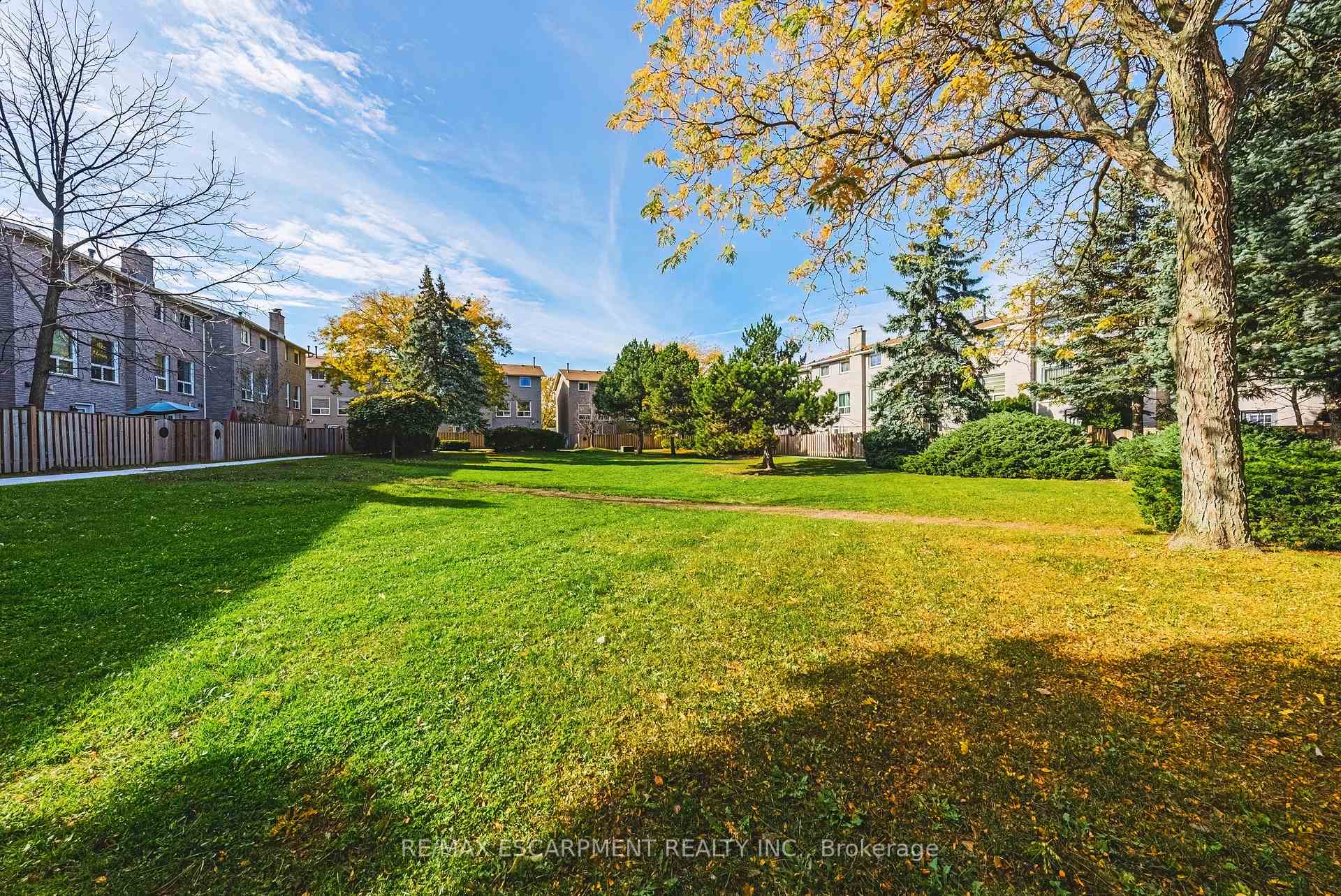 3 Bedrooms Condo at 1155 Paramount, Hamilton For sale